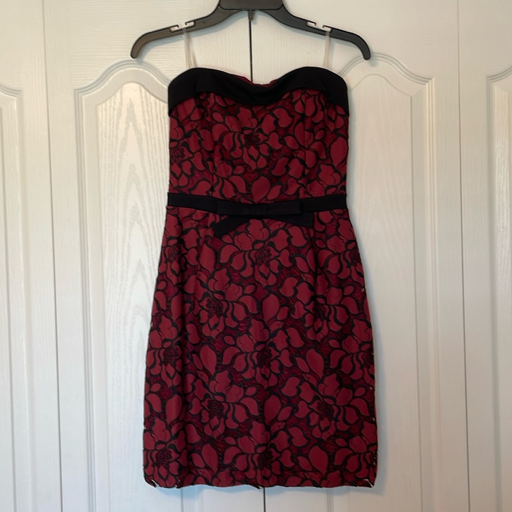 Gorgeous, maroon & black, sleeveless cocktail dress!